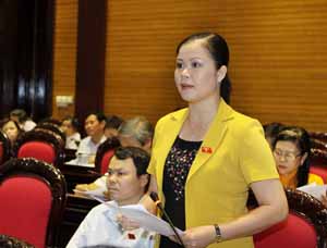 Đại biểu Bạch Thị Hương Thủy phát biểu tại hội trường.